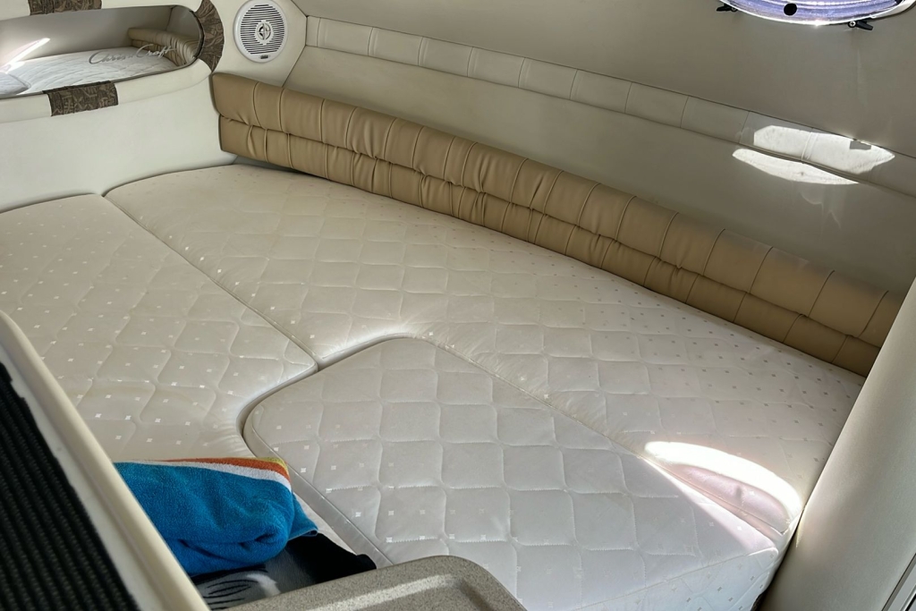 Boat Details – Ribs For Sale - 2001 Chris Craft 248 Express Cruiser Volvo Penta Gi 5.0 V8