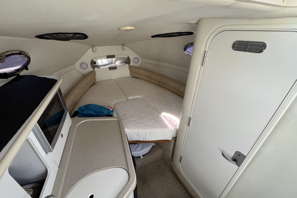 Boat Details – Ribs For Sale - 2001 Chris Craft 248 Express Cruiser Volvo Penta Gi 5.0 V8