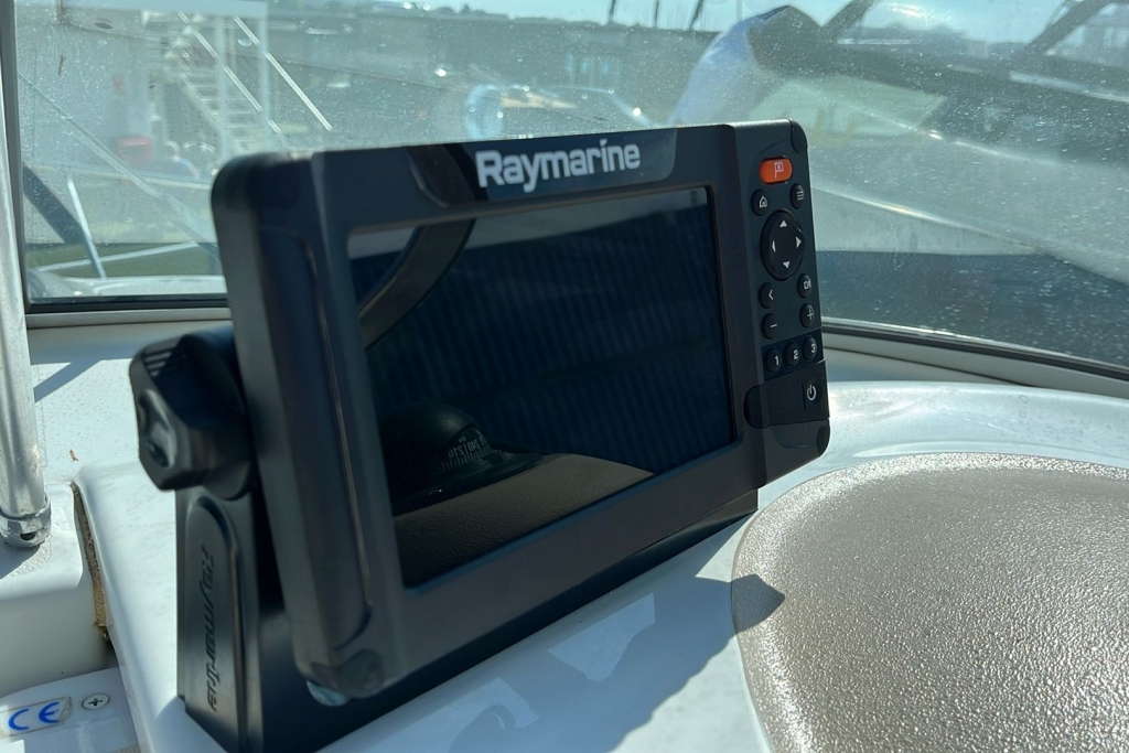 Boat Details – Ribs For Sale - 2001 Chris Craft 248 Express Cruiser Volvo Penta Gi 5.0 V8