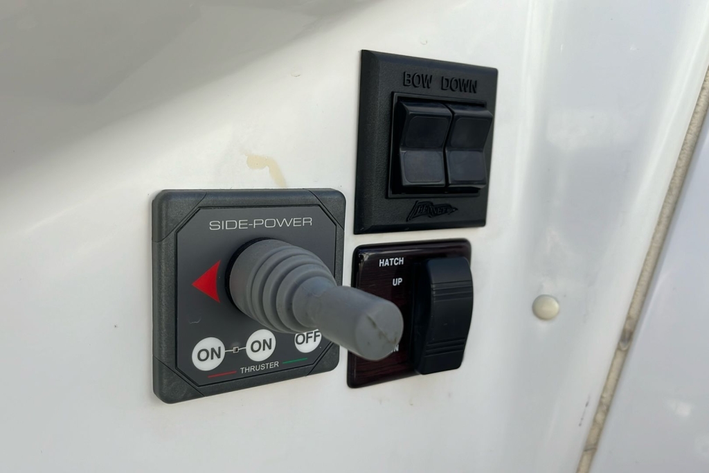 Boat Details – Ribs For Sale - 2001 Chris Craft 248 Express Cruiser Volvo Penta Gi 5.0 V8