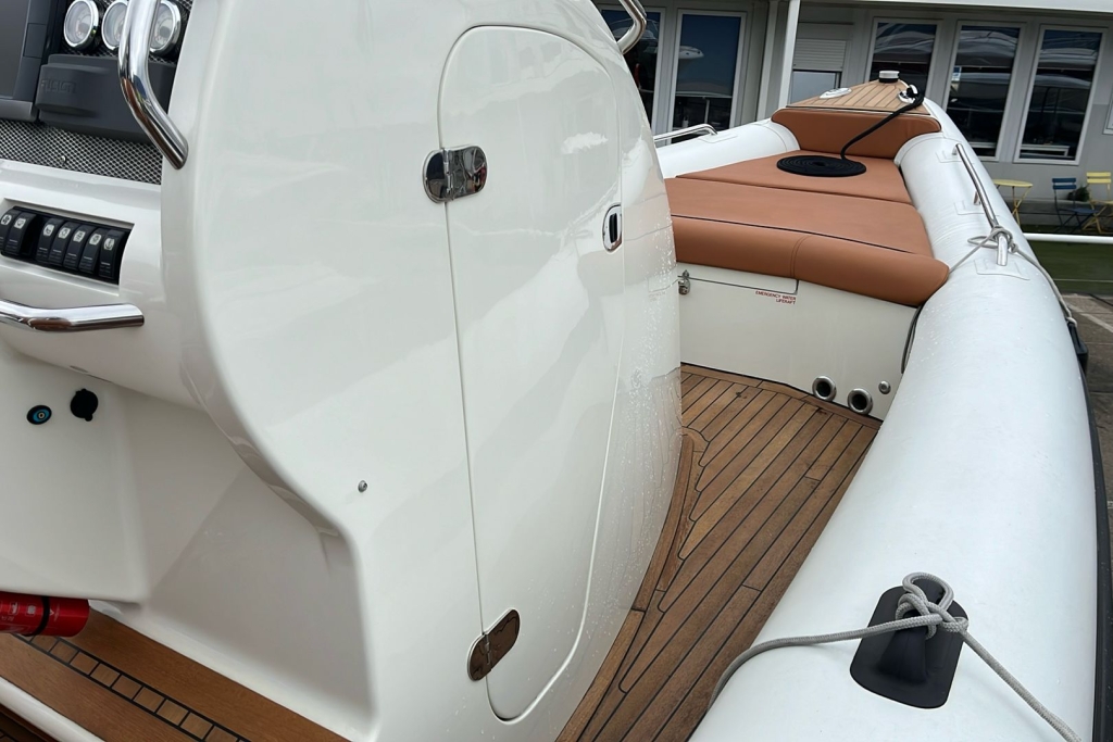 2009 Hunton 1004 RIB Twin Mercury Verado 300 L6 Supercharged Outboards.