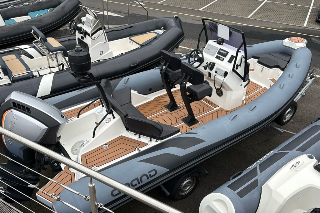 2021 Grand D600 Active Evinrude G2 140 Drive-by-wire. Admiral single axle roller trialer.